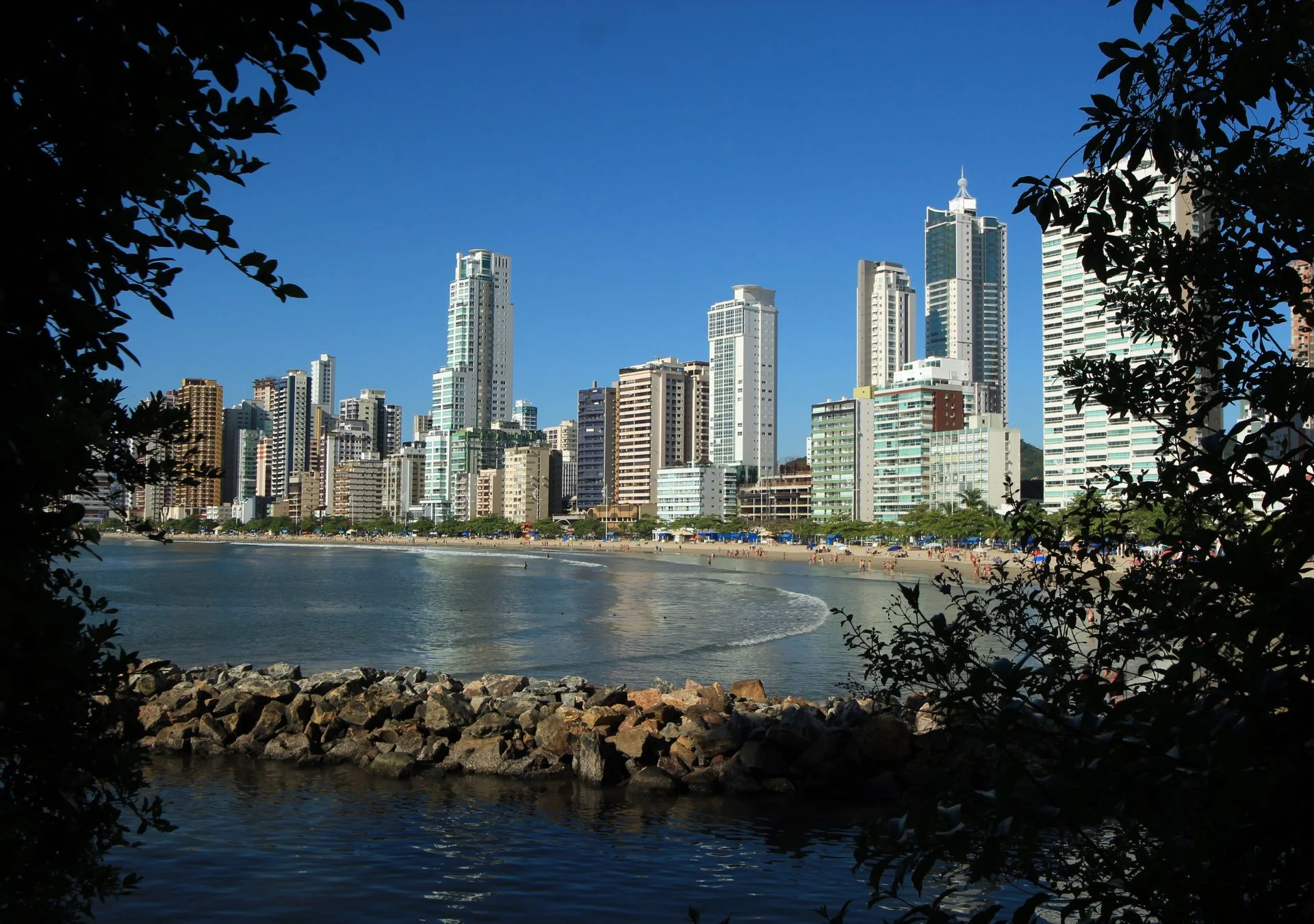 Morar em Camboriú SC em 2026: A Alternativa Acessível ao Vizinho Balneário