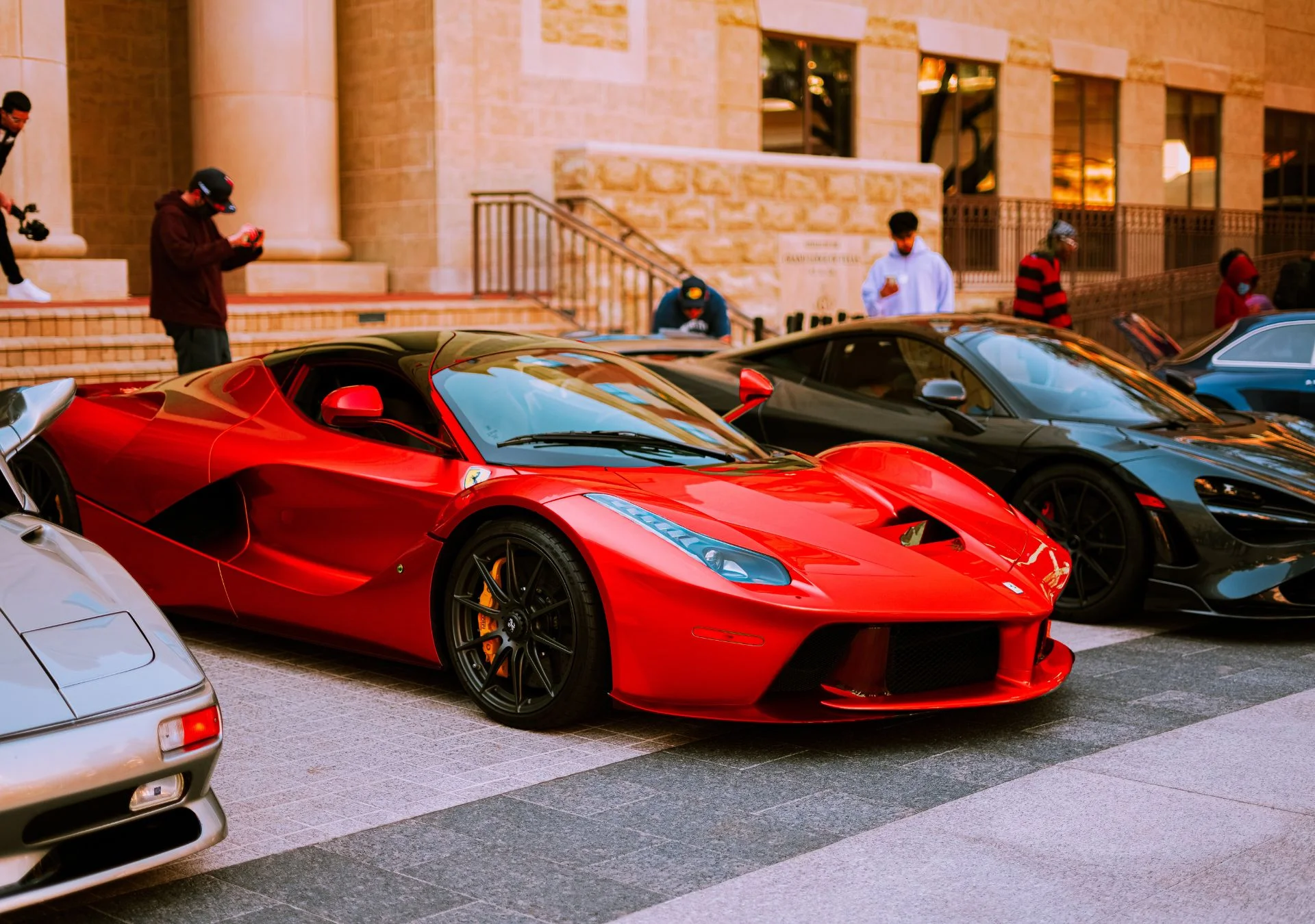 Celebridades que Investem em Santa Catarina: Neymar, Luciano Hang e Mais