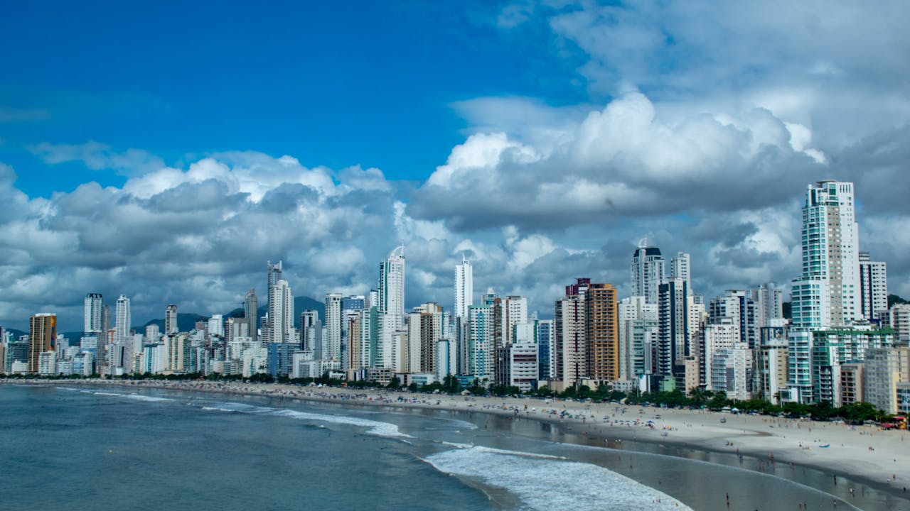 Onde Investir em Itajaí em 2026: Praia Brava, Cabeçudas e o Mapa do Alto Padrão