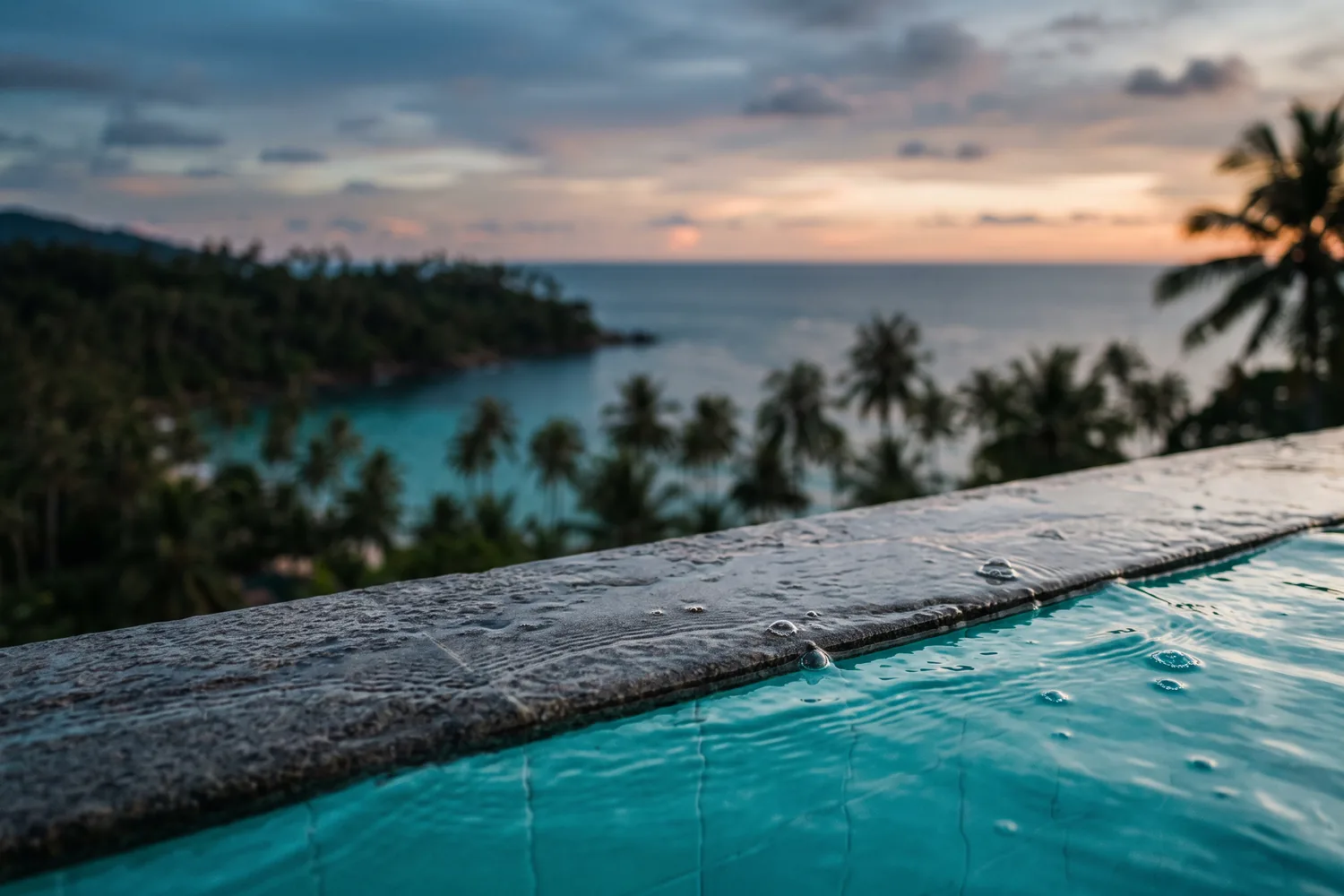 Piscina de borda infinita com vista para o mar, imagem ilustrativa