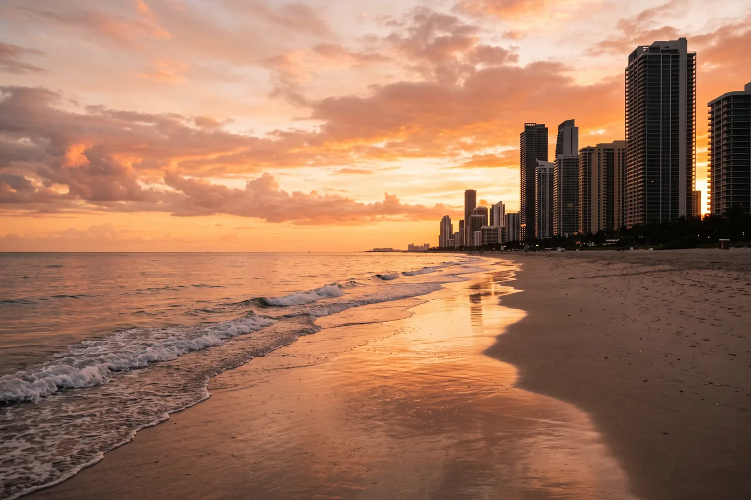 Praia urbana ao entardecer com skyline ao fundo, imagem ilustrativa
