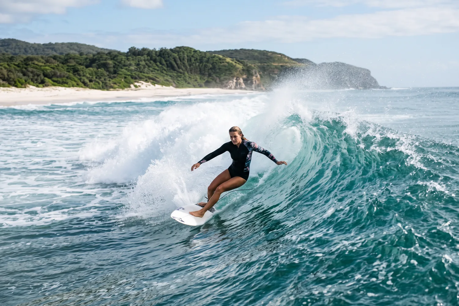 Surfista pegando onda em praia aberta, imagem ilustrativa
