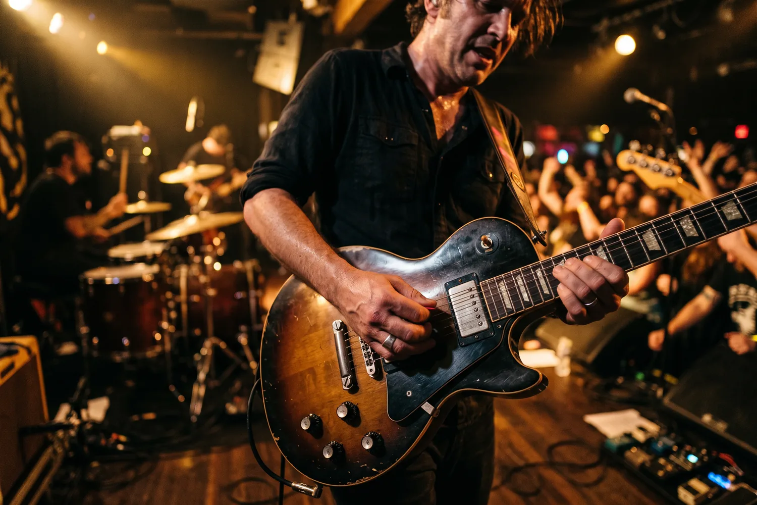 Banda ao vivo em palco com iluminação quente, imagem ilustrativa