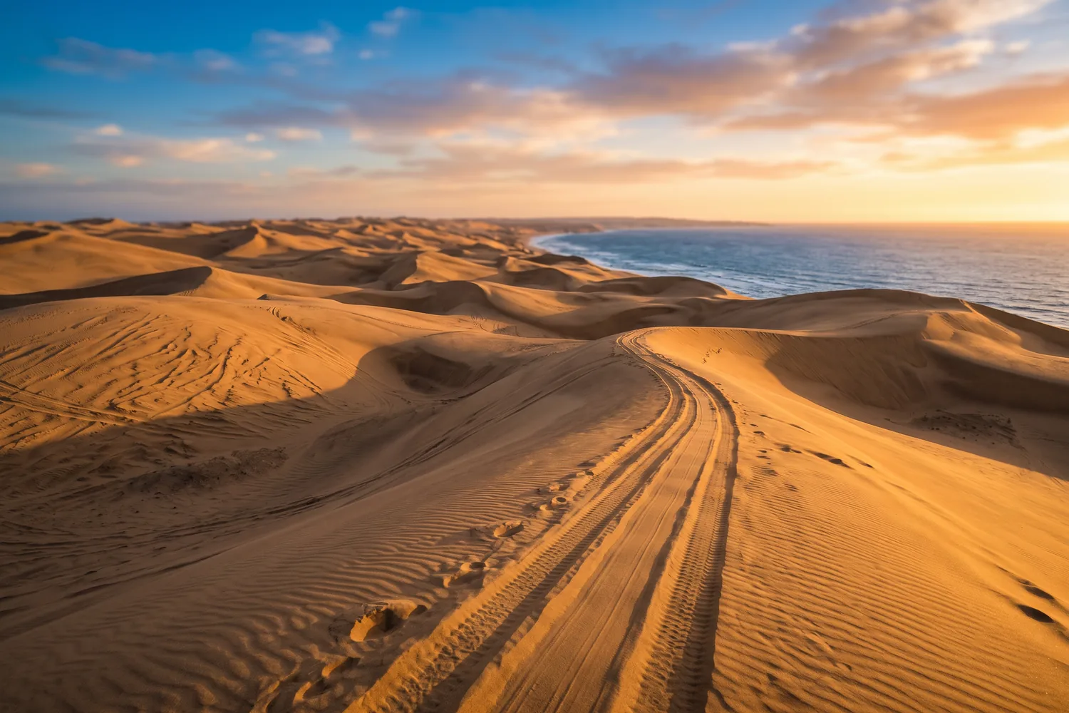 Dunas de areia dourada com marcas de sandboard, imagem ilustrativa