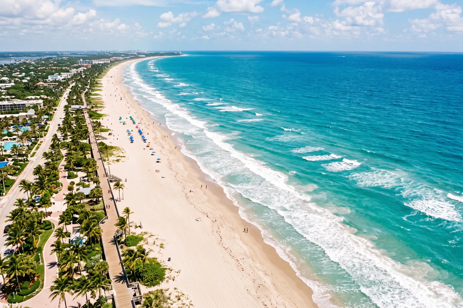Praia com calçadão e vegetação, imagem ilustrativa