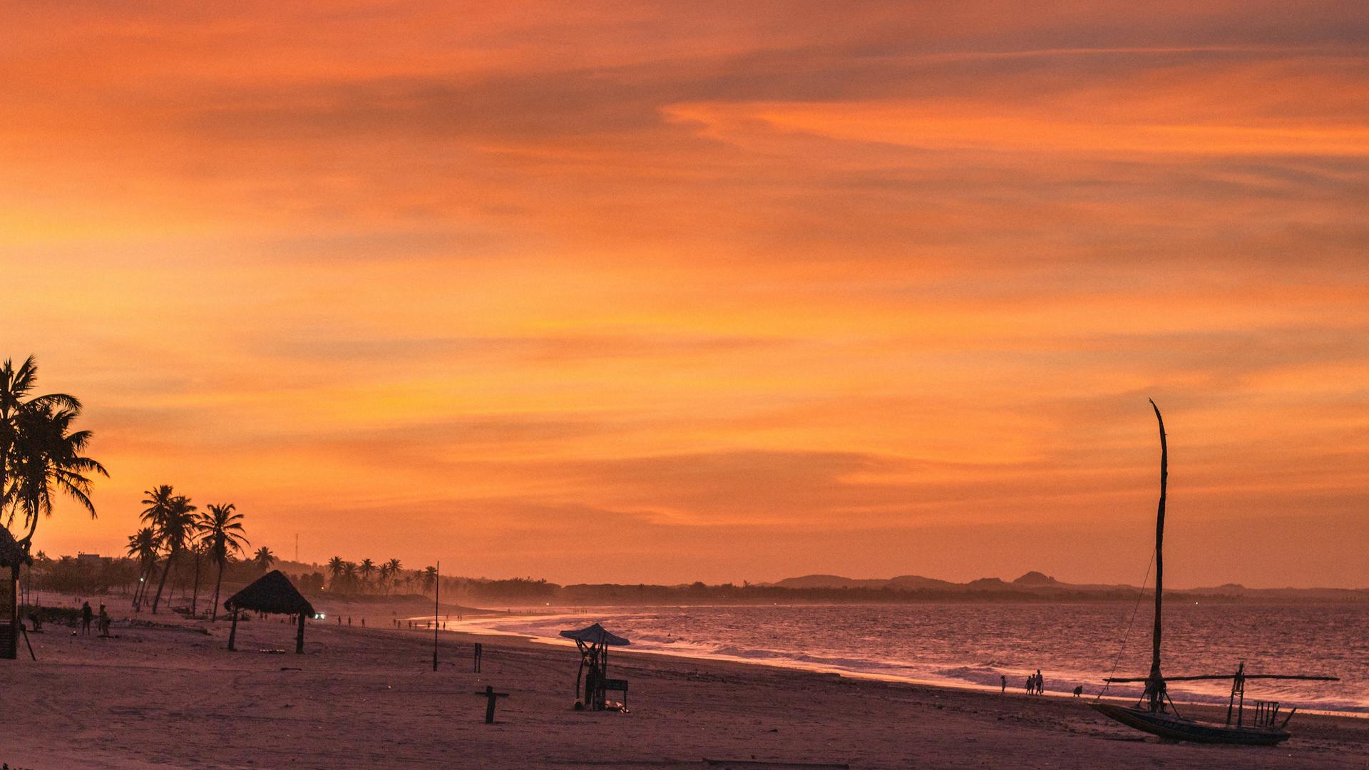 Pôr do sol em praia brasileira